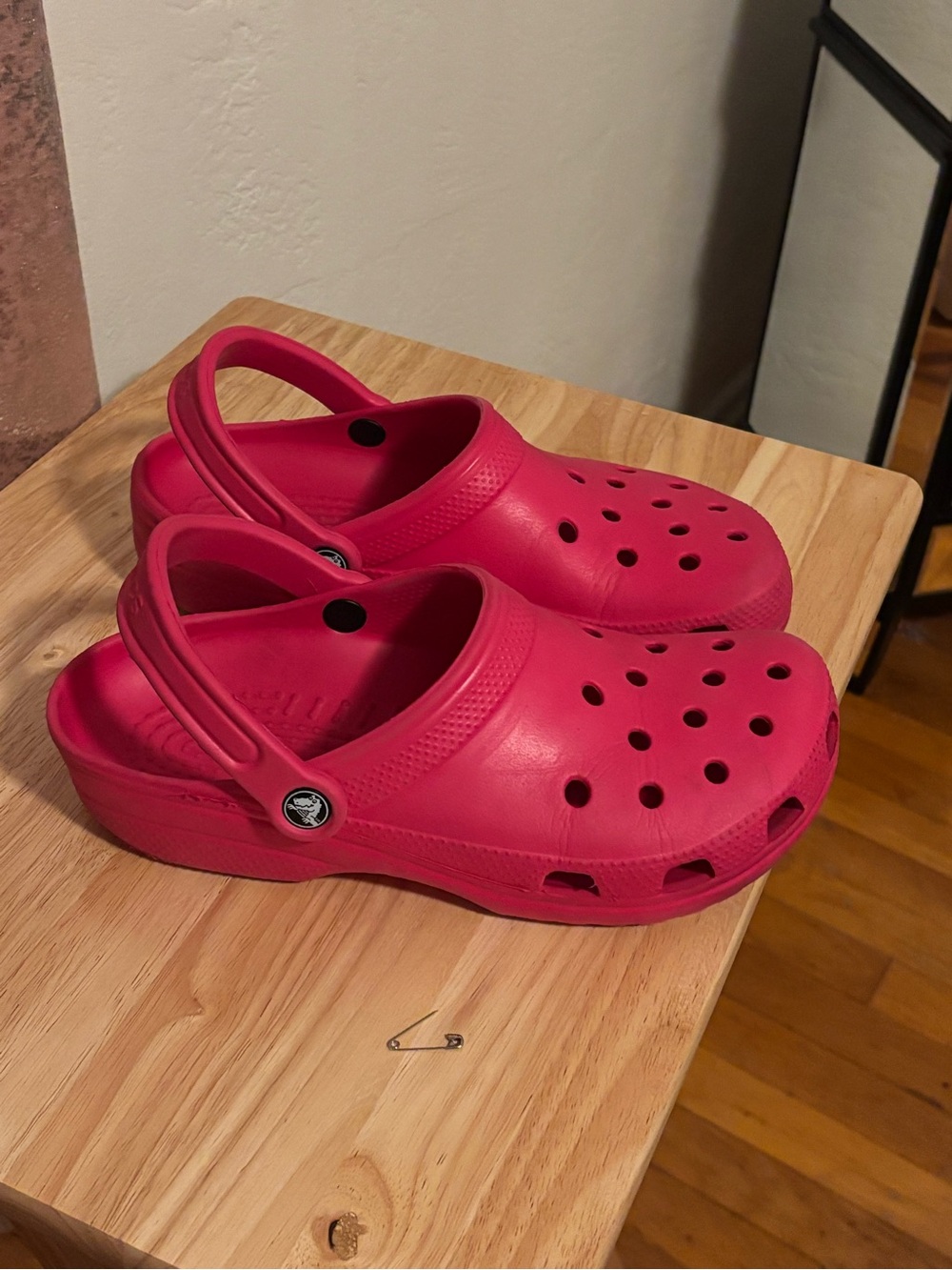 HOT PINK CROCS SIZE 9